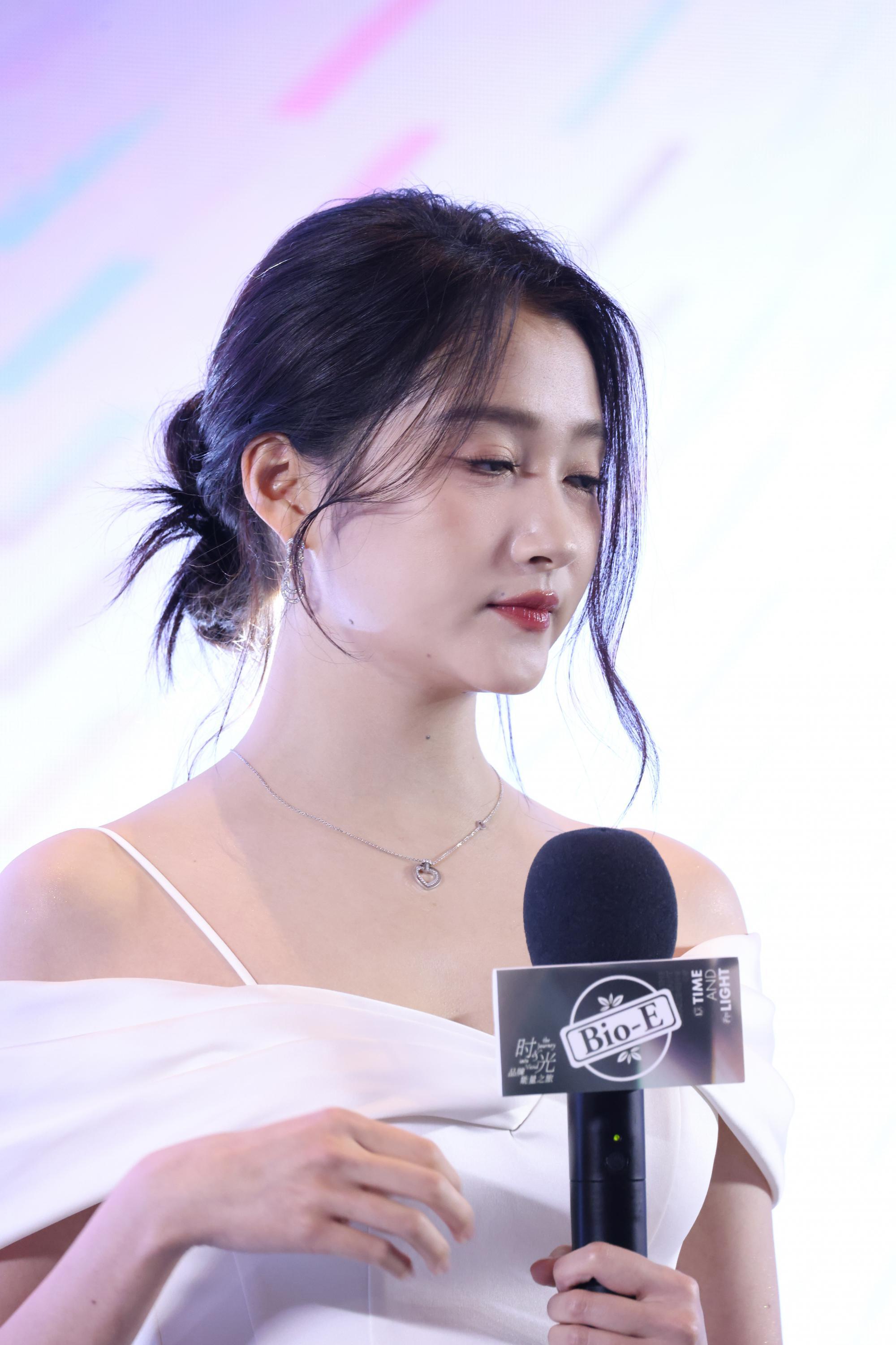 关晓彤左侧脸漏香肩现场生图照[7]